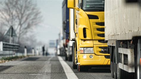 Rapinano un camion che trasporta vestiti di lusso: il bottino vale 